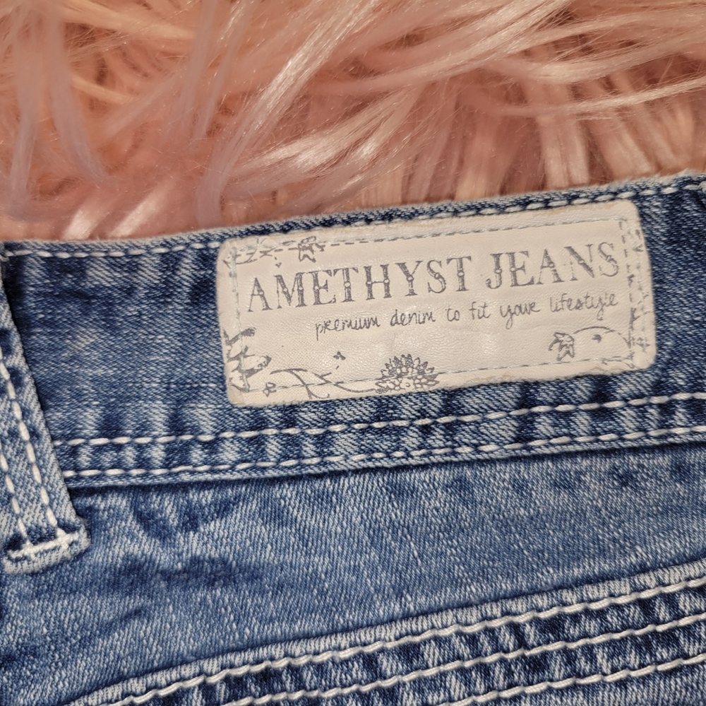 AMETHYST DISTRESSED JEAN SHORTS - Picture 3 of 6